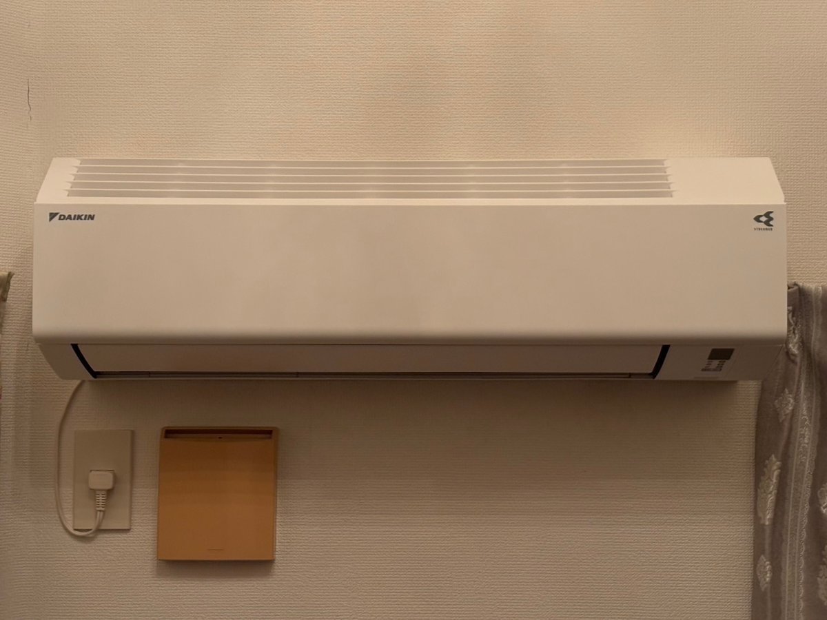 設置が終わった1台目のダイキンのエアコン(AN256AES-W)