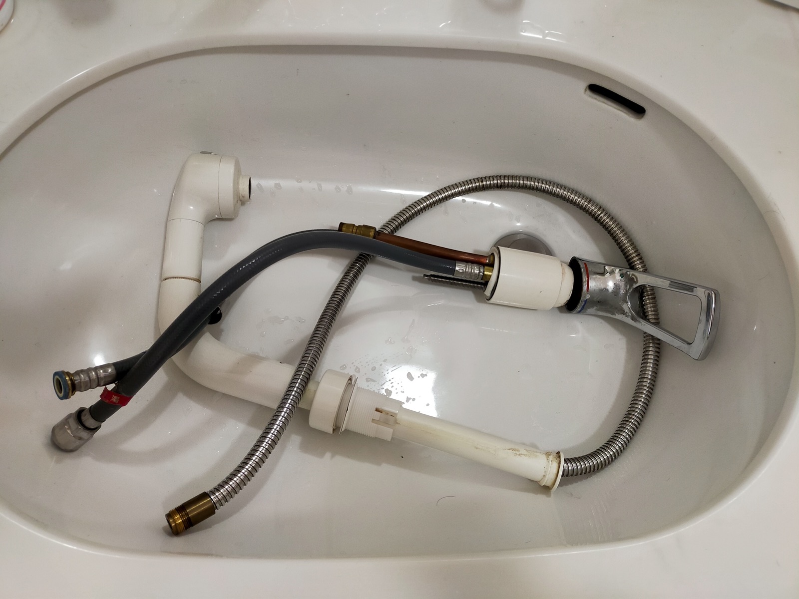 古い混合水栓が外れた様子